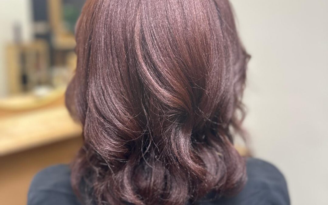 Coloration complète ou balayage : que choisir sur cheveux texturés ?