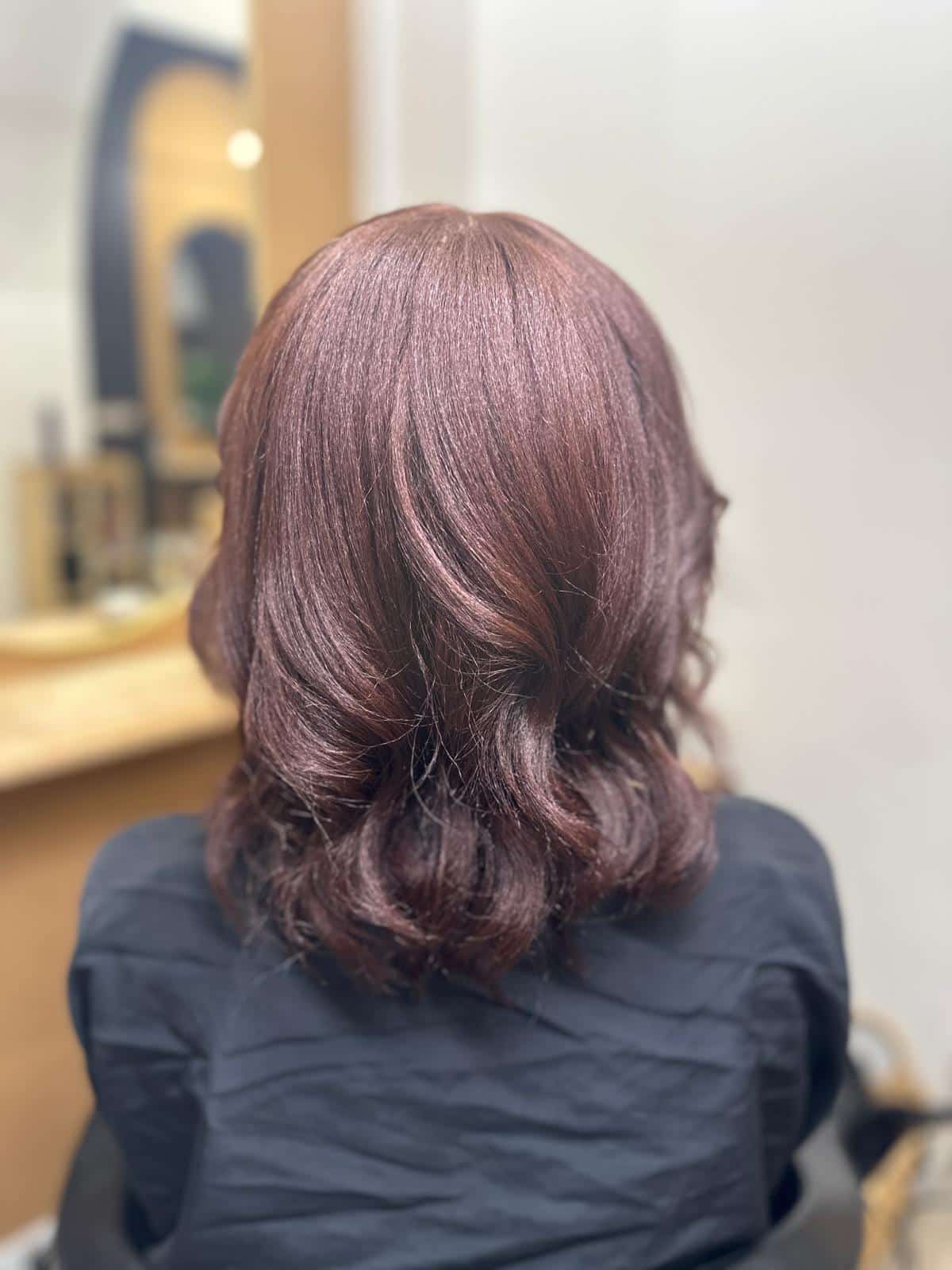 Choix entre coloration complète et balayage sur cheveux texturés