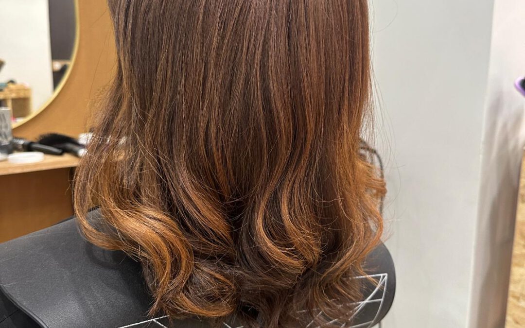 Diagnostic coloration sur cheveux texturés : les points à vérifier avant un éclaircissement