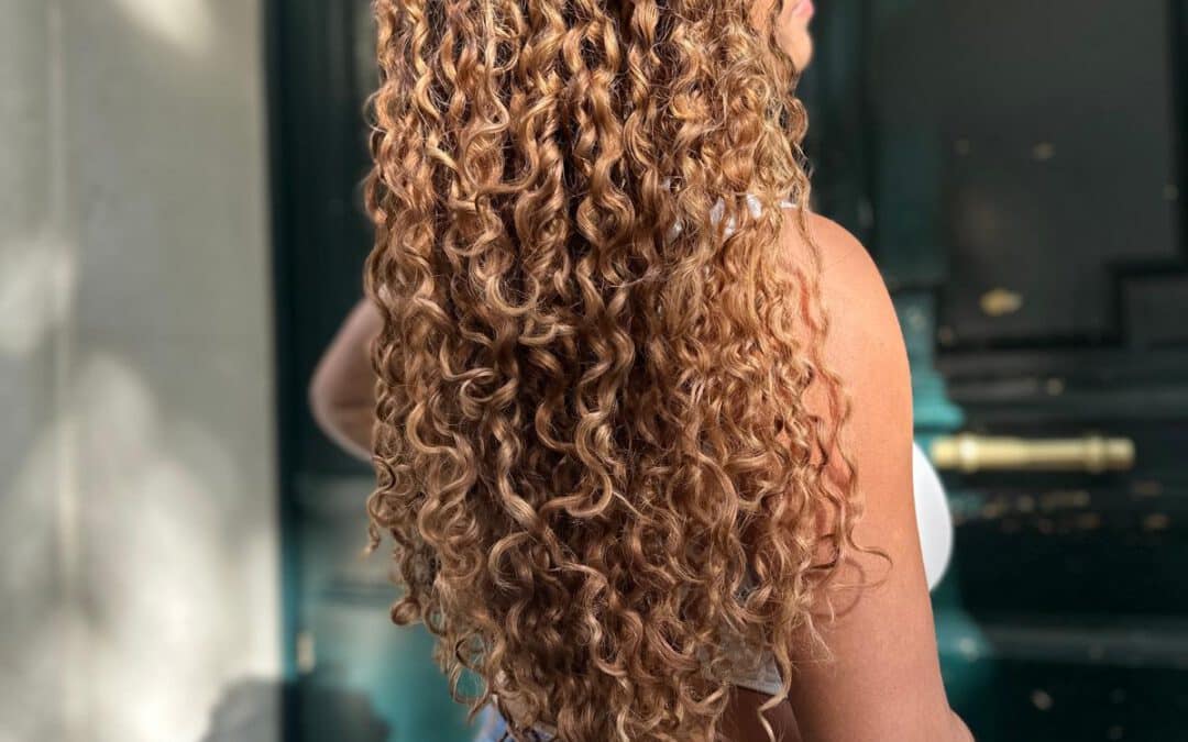 Coloration sur cheveux bouclés : ce qu&rsquo;il faut savoir avant de réserver