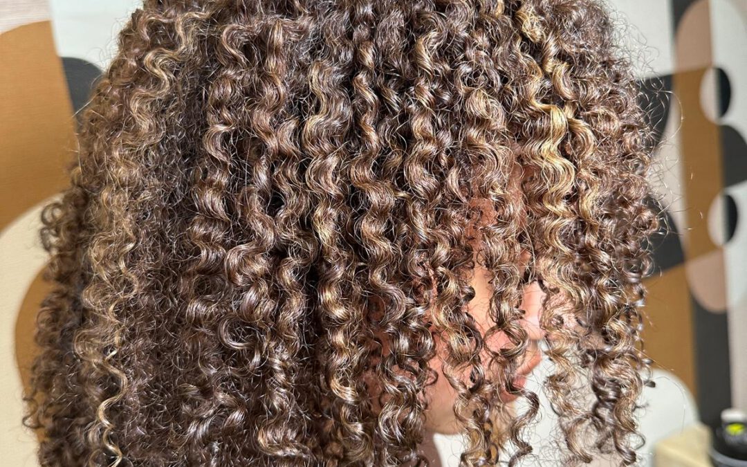 Prestation pour définir les boucles : que choisir si elles sont ternes, gonflées ou peu définies ?
