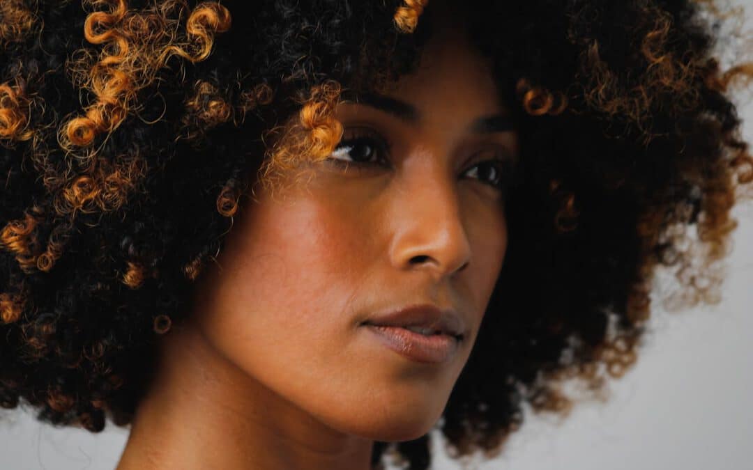 Balayage sur cheveux texturés : pour qui, pour quoi, avec quelles limites ?