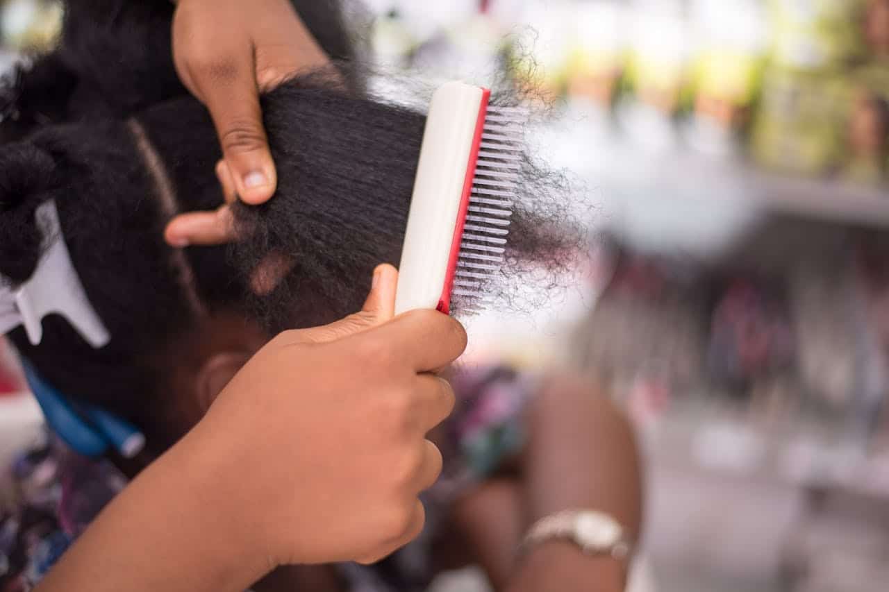 Démêlage des cheveux texturés avant le salon — geste essentiel