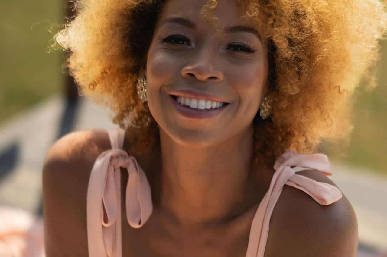 Shrinkage sur cheveux crépus — rétractation naturelle des boucles